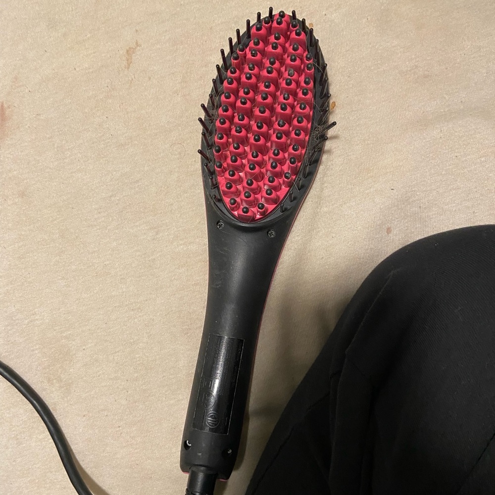 Simply straight straightening hairbrush with adjustable heat settings